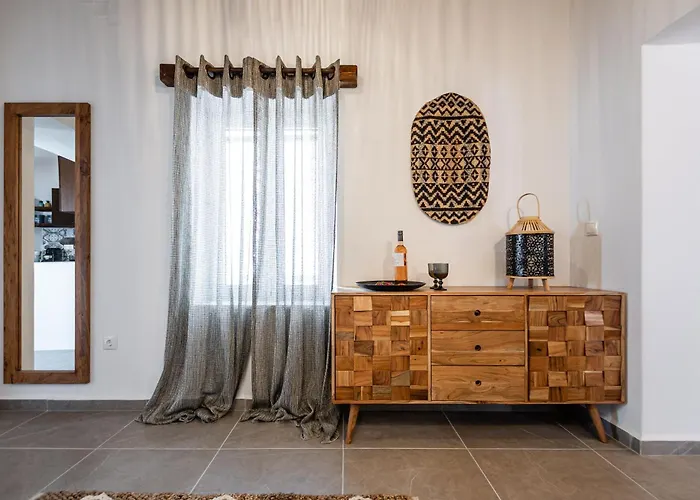 Yria Traditional House Holiday home *